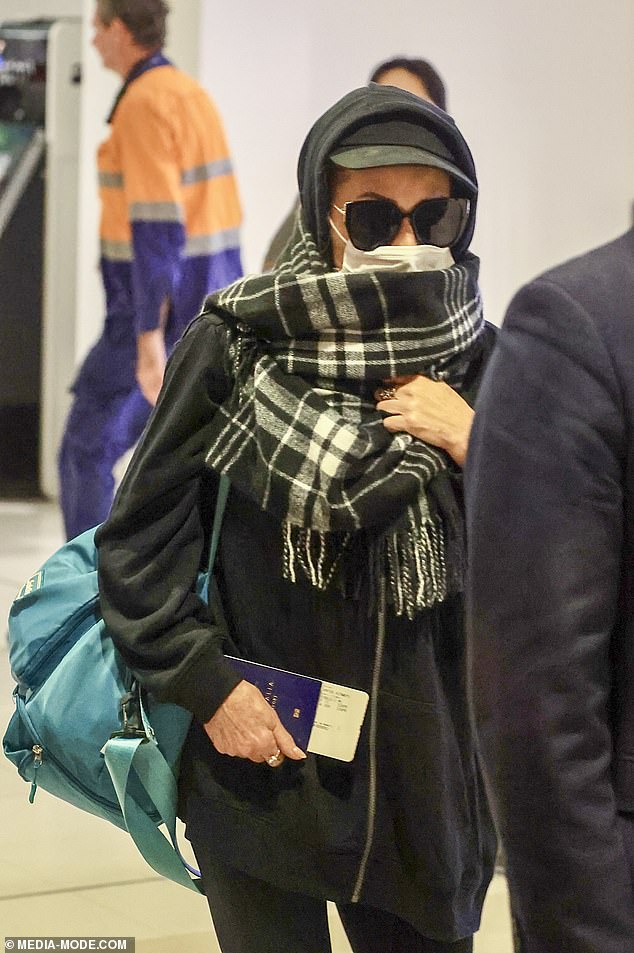 بذلت العازبات جهودًا كبيرة لإخفاء أنفسهن عند وصولهن إلى مطار سيدني الدولي في أبريل في وقت سابق من هذا العام