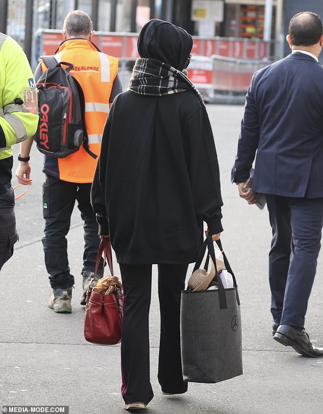 حملت صني حقيبة يد جلدية حمراء وحقيبة يد أثناء محاولتها التخفي