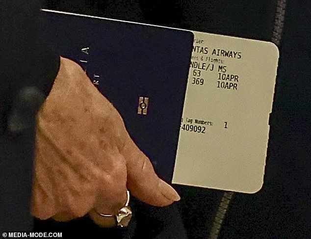 وإذا لم يكشف ذلك عن الأمر، فقد كشفته نظرة خاطفة على بطاقة صعود الطائرة