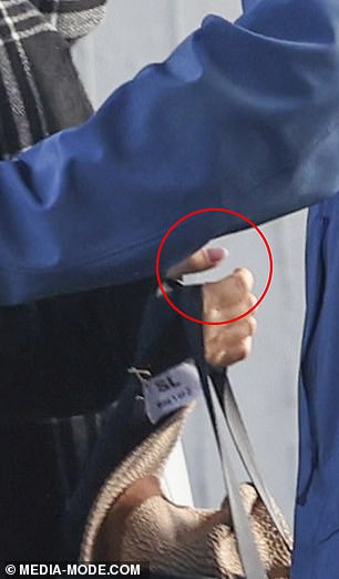 وكانت أظافرها هي الهبة الأخرى للهوية