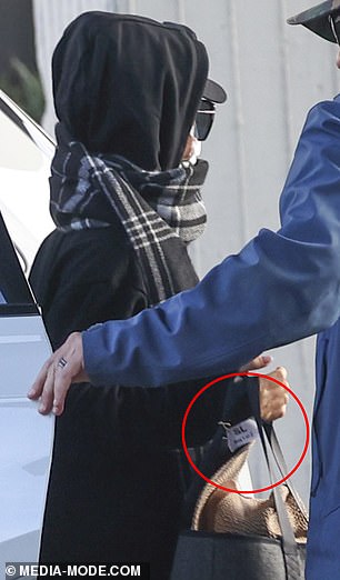 شوهدت العازبة وهي تحمل حقيبة يد جلدية حمراء وحقيبة كبيرة، والتي كانت تحمل ملصقًا مرفقًا بها الأحرف الأولى SL - والتي تعني Sunny Long.