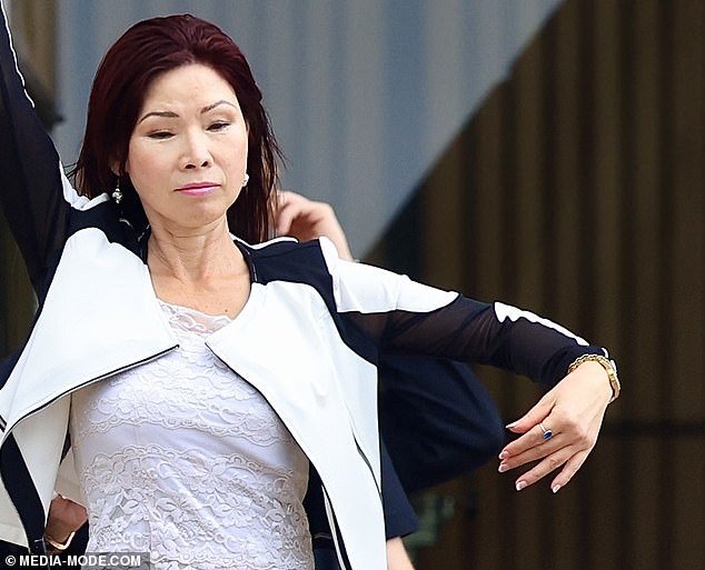 هزت الشخصية ذات الأوشحة الكثيفة المناكير الفرنسي، وهو أسلوب طلاء الأظافر الذي كانت صني ترتديه في الحلقات السابقة، عندما قامت هي والنساء الأخريات بزيارة دار الأوبرا في سيدني.