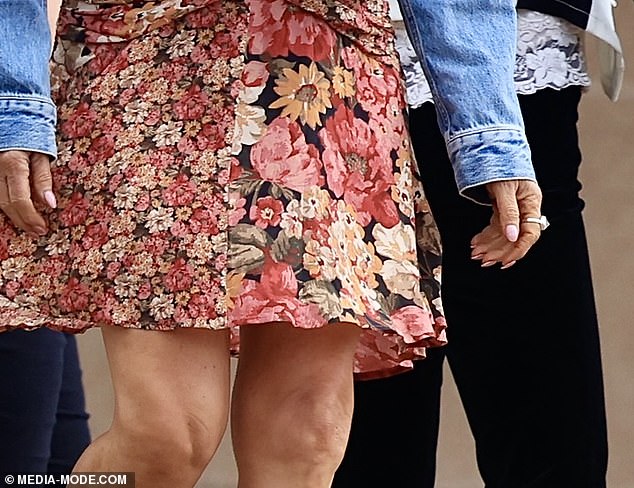 وفي اللقطات، كانت المرأة الثانية ترتدي خاتمًا مميزًا في إصبعها السبابة، وهو نفس الخاتم الذي ارتدته جانيت في الحلقات السابقة.