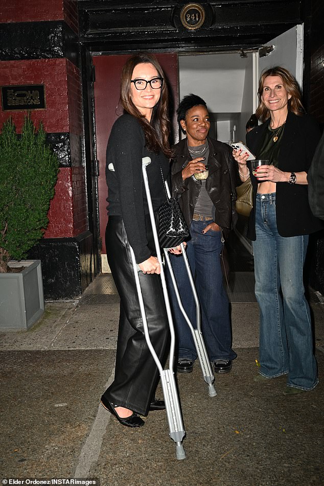 وكانت زوجة ويليس الحالية والمسؤولة عن رعايته، إيما هيمنج ويليس، حاضرة أيضًا من أجل المنفعة