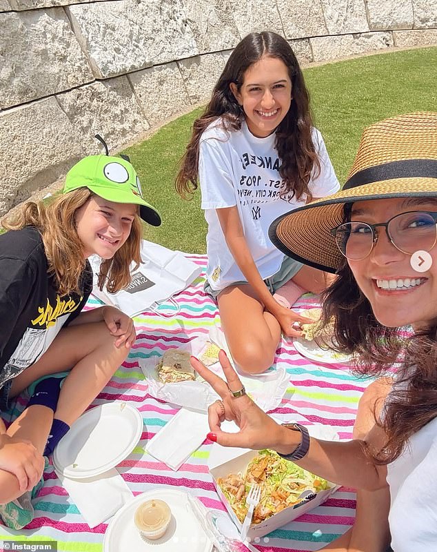 كان ويليس في رعاية زوجته إيما، التي أنجب منها طفلين صغيرين: مابيل، 13 عامًا، وإيفلين، 11 عامًا؛ (LR) شوهدت مابيل وإيفلين وإيما في عام 2025