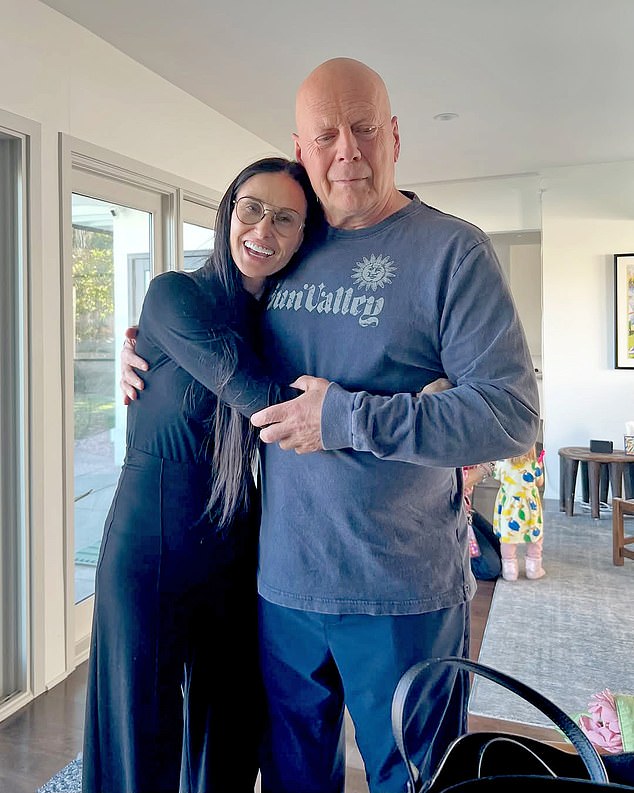 كان مور، الذي كان متزوجًا من ويليس من عام 1987 إلى عام 2000، داعمًا كبيرًا لزوجه السابق وسط معركته مع الخرف الجبهي الصدغي (FTD)، والذي تم تشخيص إصابته به في عام 2023.