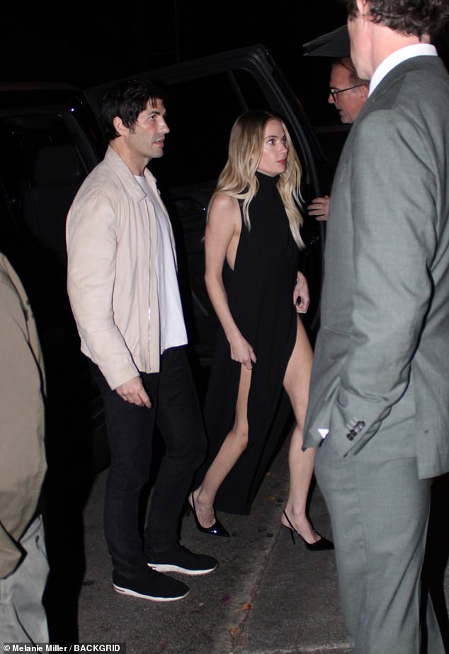 وانضم إلى نجمة مسلسل Pretty Little Liars زوجها براندون ديفيس، الذي بدا أنيقاً مرتدياً سترة من جلد الغزال وبنطالاً أسود