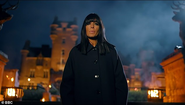 ومع ذلك، فهي قادرة على مواكبة The Celebrity Traitors، وذلك بفضل صديق يخبرها بما يحدث.