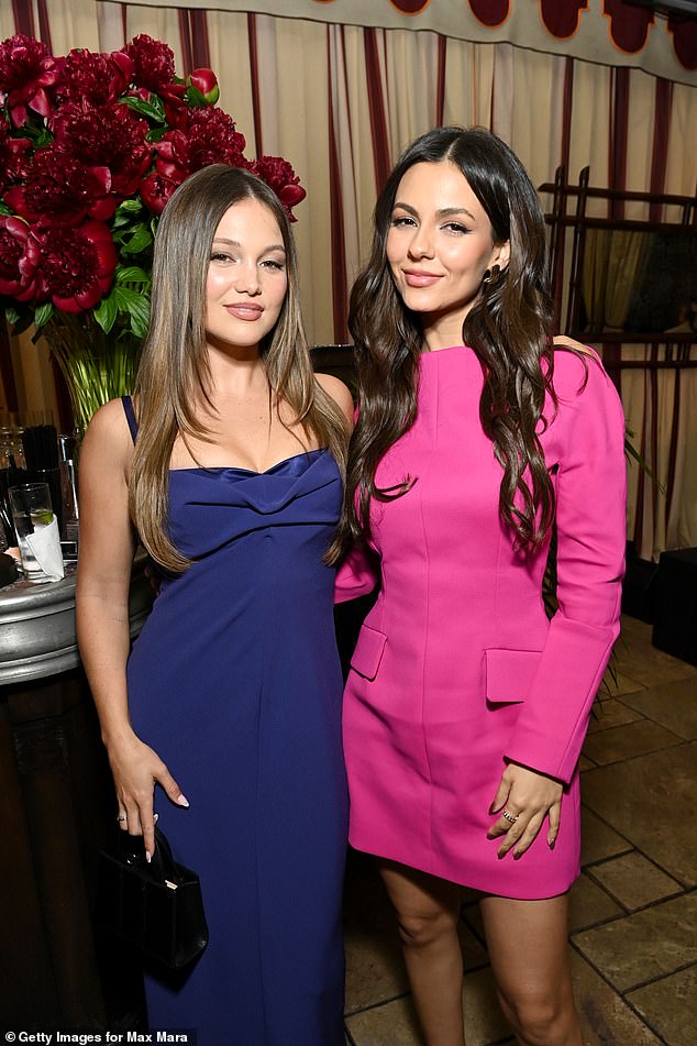 التقطت أوليفيا هولت وفيكتوريا صورة معًا في هذا الحدث