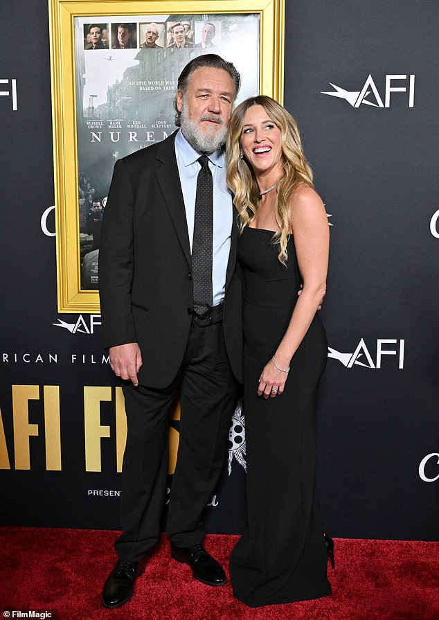 أخبر كرو روغان أن وزنه الآن 100.9 كيلوغرام. في الصورة: كرو وصديقته بريتني ثيريوت في العرض الأول لفيلم نورمبيرج في لوس أنجلوس الشهر الماضي