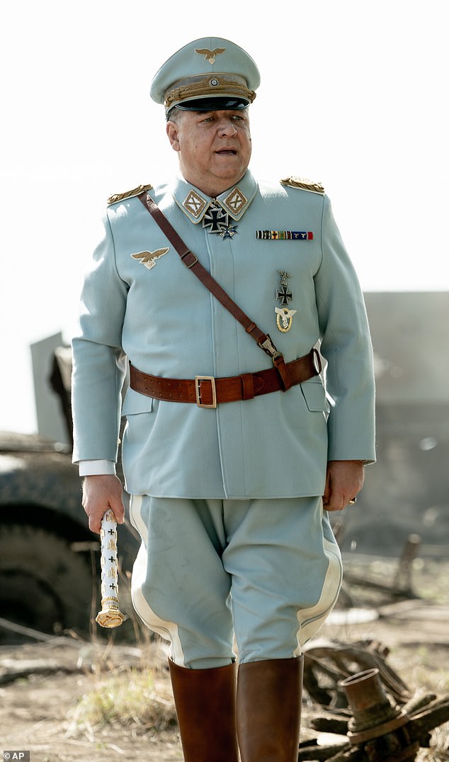 خلال الدردشة، اعترف النجم ذو الوزن الثقيل أنه عندما أكمل فيلمه الأخير، نورمبرغ (في الصورة)، كان وزنه 126 كيلوغراما.