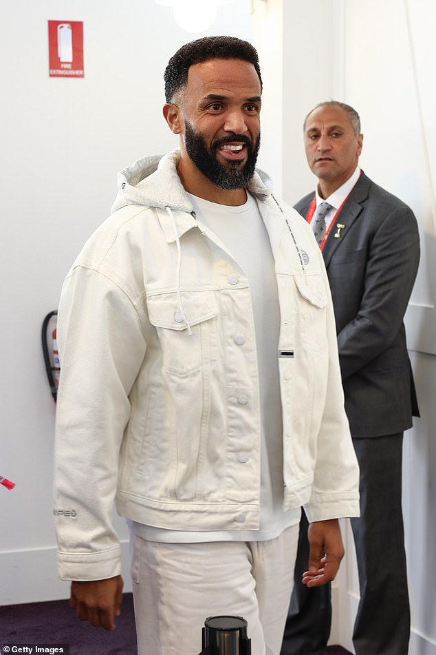 كان كريج على الموضة في مجموعة بيضاء بالكامل بما في ذلك سترة من الدنيم مع قميص بسيط تحتها