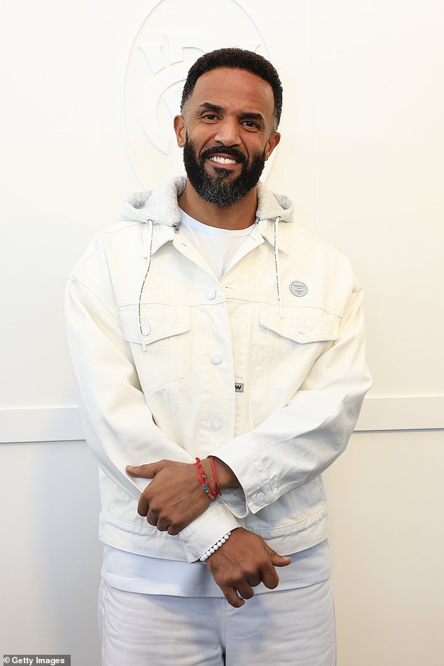 وظهر الرجل البالغ من العمر 44 عامًا في Crown Oaks Day - وهو حدث لسباق الخيل في ملبورن - يوم الخميس قبل حفلاته الموسيقية في Down Under.