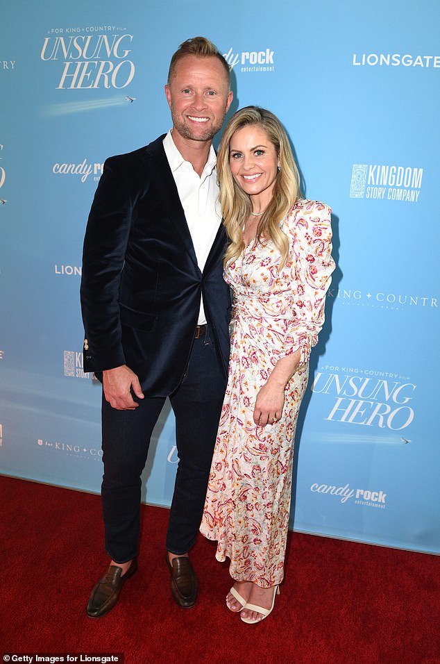 أثارت الممثلة البالغة من العمر 49 عامًا الدهشة مؤخرًا بتأملاتها غير المصفاة حول علاقتها مع لاعب NHL السابق فاليري بوري، 51 عامًا؛ (في الصورة أبريل 2024)