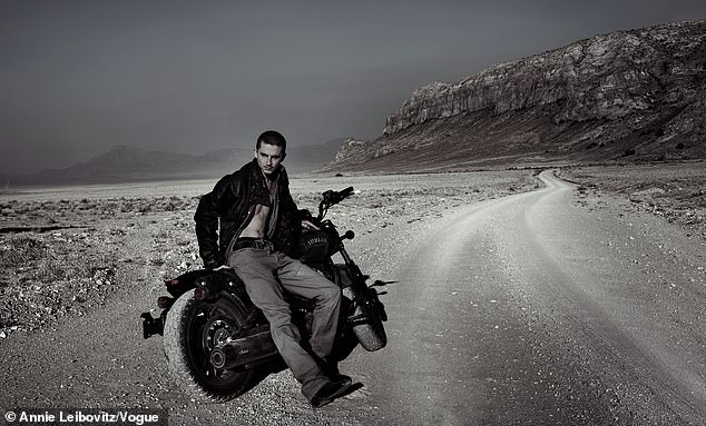 كانت المقابلة الأخيرة للممثل مصحوبة بجلسة تصوير أحادية اللون للمصورة الشهيرة آني ليبوفيتز