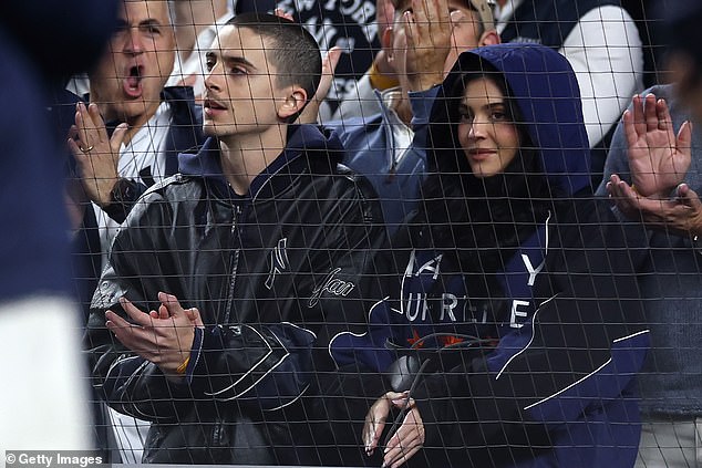 ومع ذلك، فهو يرسم خطًا عند مناقشة علاقته المستمرة لمدة عامين مع كايلي جينر، وهي المشجعة الدائمة حيث تتزايد مسيرة الممثل المهنية من قوة إلى قوة.