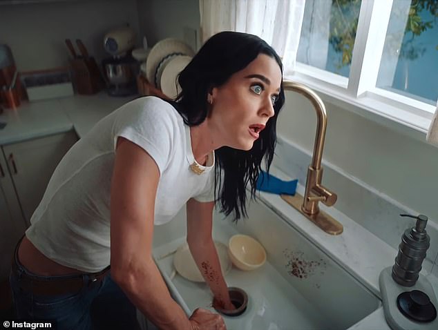 وفي مقطع مدته ثماني ثوانٍ من الفيديو الموسيقي القادم للأغنية، شوهد كيري وهو يصل إلى مكب النفايات، فقط ليثير نبعًا من الدماء.