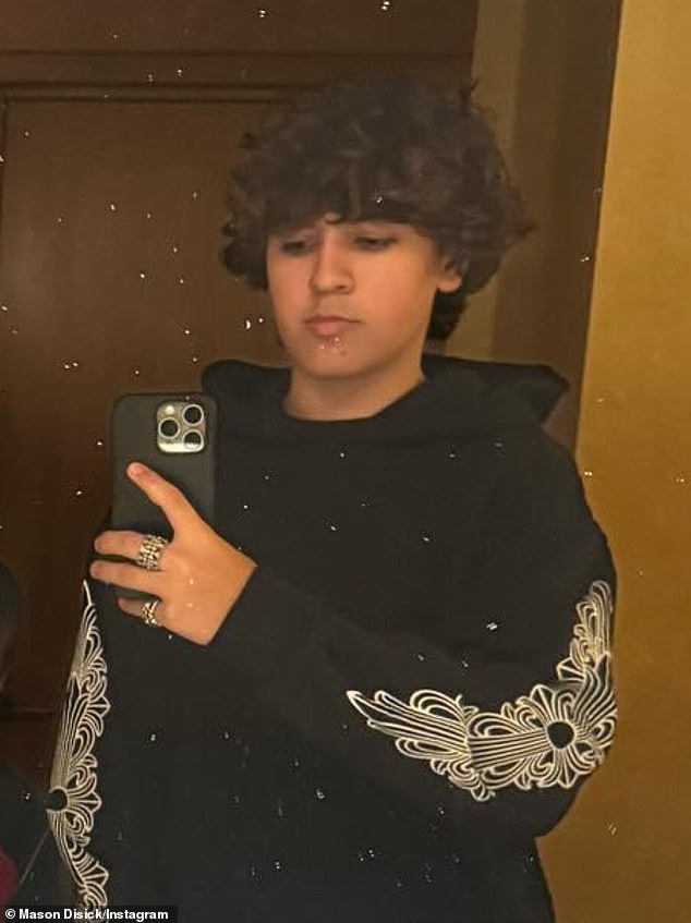 طرح سكوت لأول مرة فكرة الانتقال مع ماسون (في الصورة عام 2024) وتسجيله في مدرسة خاصة في أبتاون خلال حلقة 23 أكتوبر من عرض Hulu، والذي ألقى باللوم فيه على حرائق الغابات المدمرة في لوس أنجلوس في يناير.