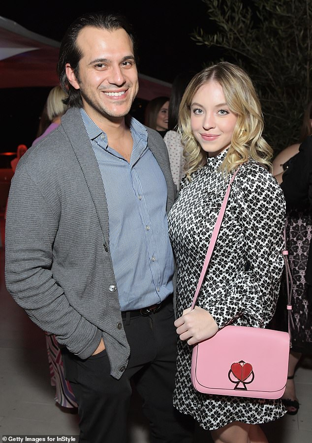 في عمر 28 عامًا، أصبحت ممثلة Euphoria مرتبطة الآن بقطب الموسيقى سكوتر براون، 44 عامًا، بعد علاقة استمرت لسنوات مع رجل الأعمال جوناثان دافينو، 42 عامًا، الذي بدأت مواعدته في سن العشرين فقط (في الصورة مع خطيبها السابق).