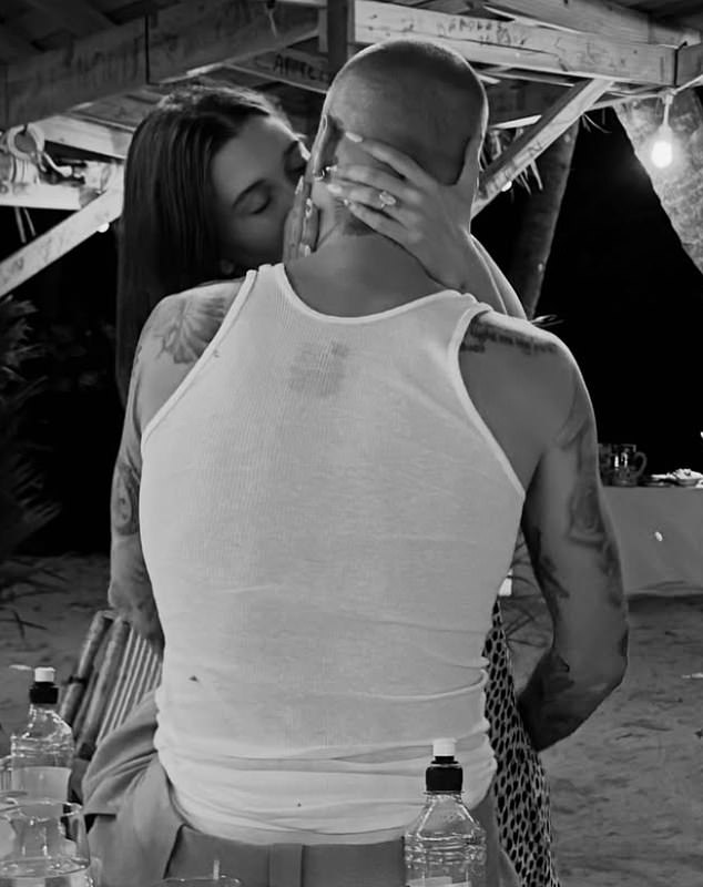 وشوهدت فتاة الغلاف أيضًا وهي تمارس الجنس مع زوجها جاستن بيبر في صورة جريئة أدرجتها في الكاروسيل الرائع. 