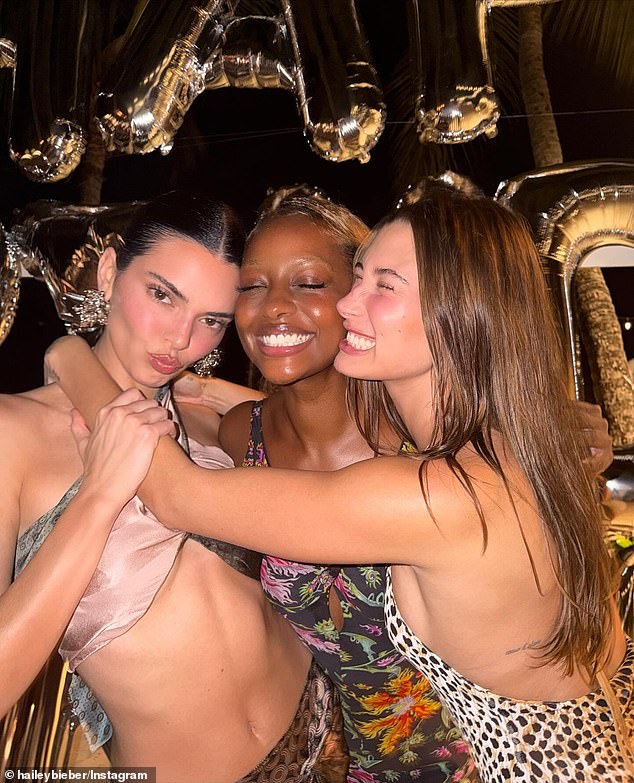 وشوهدت هيلي أيضًا مع كيندال وصديقًا