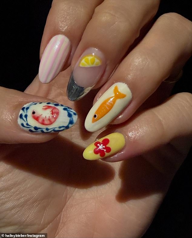 تومض صفارات الإنذار أظافرها؛ كان على إبهامها جمبري