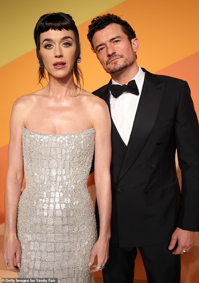 أطلقت الفنانة، الخميس، فيديو كليب أغنيتها الجديدة Bandaids. تشير الأغنية إلى علاقتها بأورلاندو وتلمح إلى سبب انفصالهما. الزوج الذي شوهد في مارس