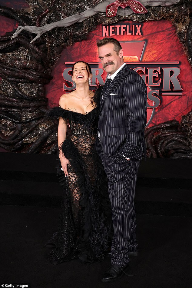 ارتدى ديفيد بدلة سوداء مقلمة، على الرغم من أنه أعطى الزي لمسة مبتذلة من خلال ربطة عنق بنفس النمط المخطط لبدلته