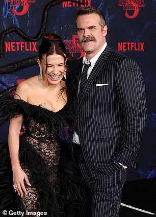 على Instagram، نشرت Netflix مقطع فيديو لوصول الاثنين معًا إلى العرض الأول