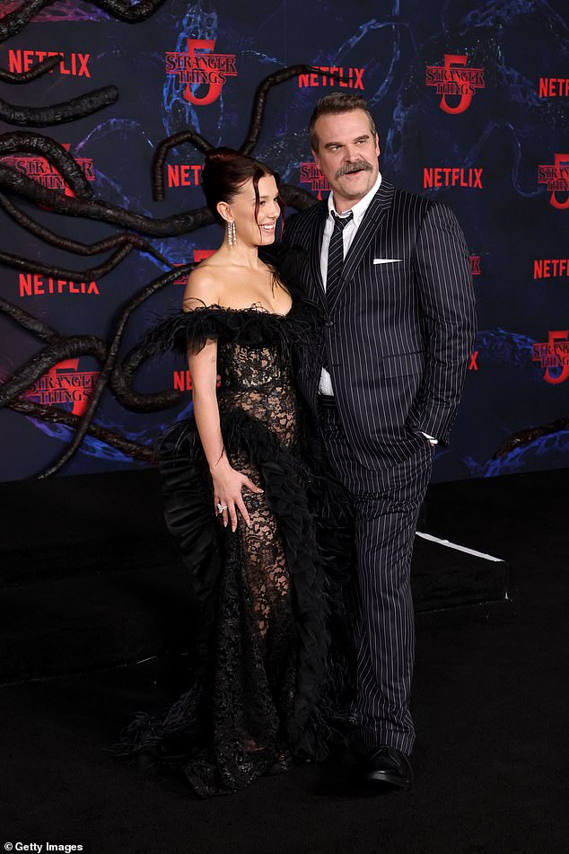 ارتدى البدلة مع حذاء ديربي جلدي أسود وقميص أبيض، وكان يتباهى بشارب سميك من الفظ والملح والفلفل.