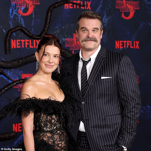 وأكملت نجمة إينولا هولمز إطلالتها بحذاء عالي الكعب وأقراط ماسية متدلية