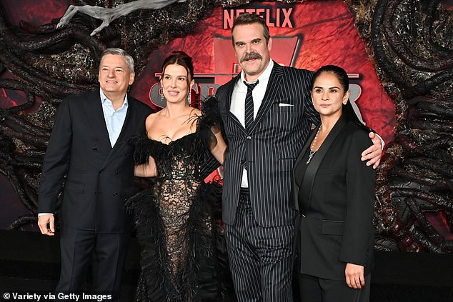 ونتيجة لشكوى براون، فقد رافقها ممثل شخصي لها في موقع تصوير الموسم الأخير، والذي سيعرض حلقاته الأربع الأولى على شبكة نتفليكس في 26 نوفمبر.