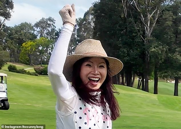 القبعة المنسوجة من بنما هي نفس القبعة التي ارتدتها صني على حسابها على إنستغرام أثناء لعب الغولف، مما يؤكد وصولها إلى حفل الورد النهائي