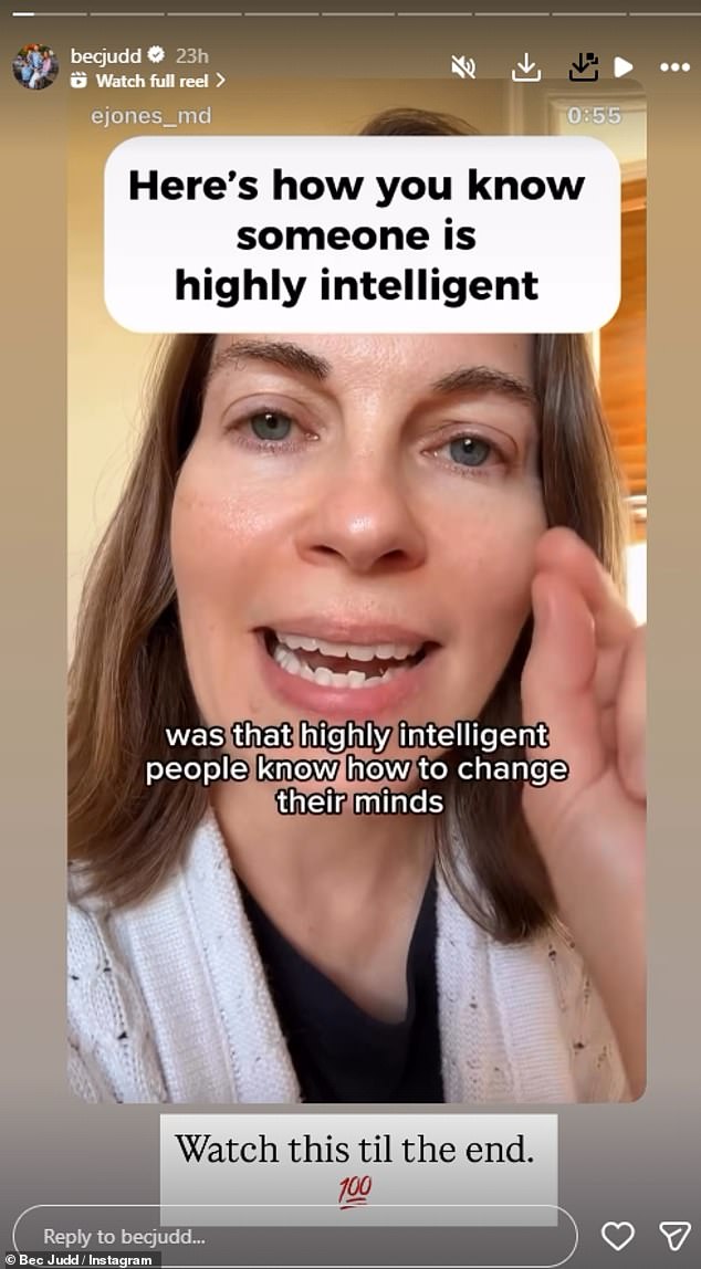 انتقل أخصائي أمراض النطق السابق إلى Instagram يوم الخميس لإعادة نشر بعض الكلمات الحكيمة من مدربة الحياة عبر الإنترنت إيما جونز حول الميزة الوحيدة التي يتقاسمها الأشخاص الأذكياء - وهي الانفتاح على تغيير آرائهم