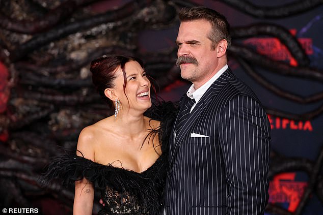 وضع الاثنان ذراعيهما حول بعضهما البعض بمودة بينما وقفا أمام الكاميرات، وابتسم كلاهما بابتسامة عريضة