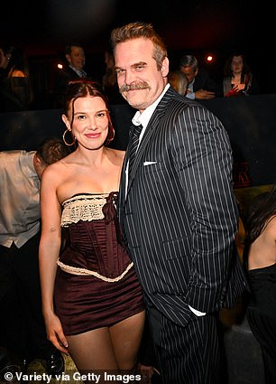 ظهرت ميلي بشكل مذهل في ثوب أسود من الدانتيل مكشوف الكتفين