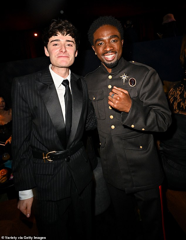 تم أيضًا تصوير نجمي Stranger Things Noah Schnapp و Caleb McLaughlin في الحفل الذي أعقب العرض الأول