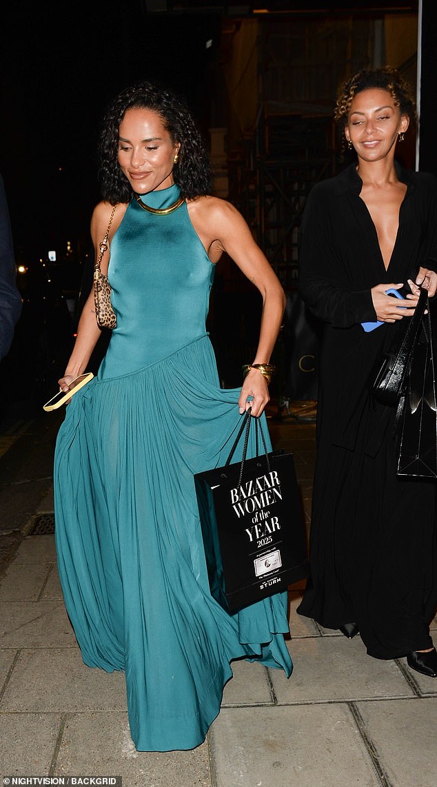 مع إضافة لمسة من الألوان، بدا Saffron Hocking مذهلاً في ثوب فيروزي برقبة رسن مع تنورة مطوية.