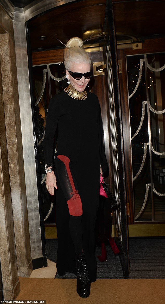 اختارت دافني غينيس فستانًا أسود طويلًا مع قلادة ذهبية مثيرة وكعب عالي أسود لامع