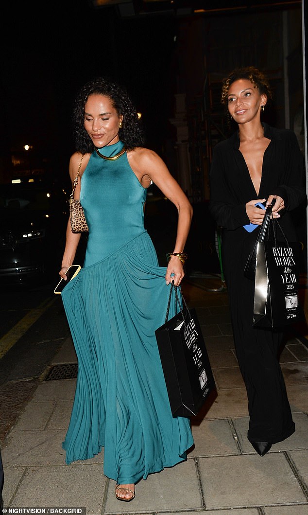 الممثلة البالغة من العمر 31 عامًا، ارتدت حقيبة يد بطبعة جلد الفهد وقلادة ذهبية كبيرة أثناء خروجها من الحفل وحقيبة الهدايا في يدها.