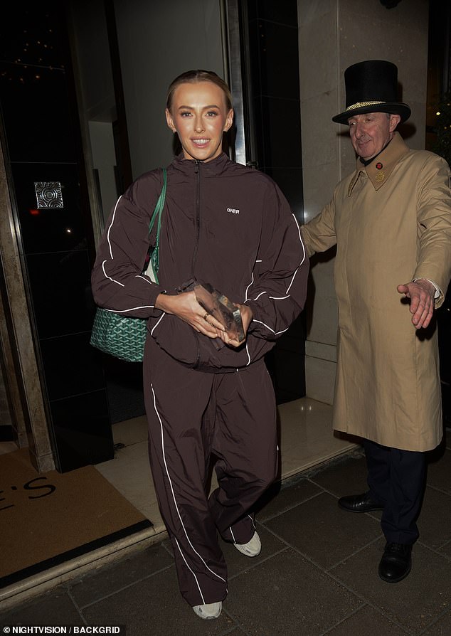 حافظت كلوي كيلي على مظهرها غير الرسمي حيث غادرت ببدلة رياضية بنية اللون بعد أن غيرت ثوبها المفعم بالحيوية