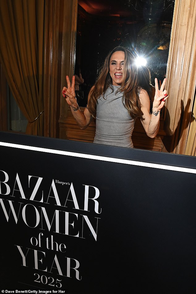 نظرت سبورتي سبايس إلى عنصرها وهي تقدم الألحان