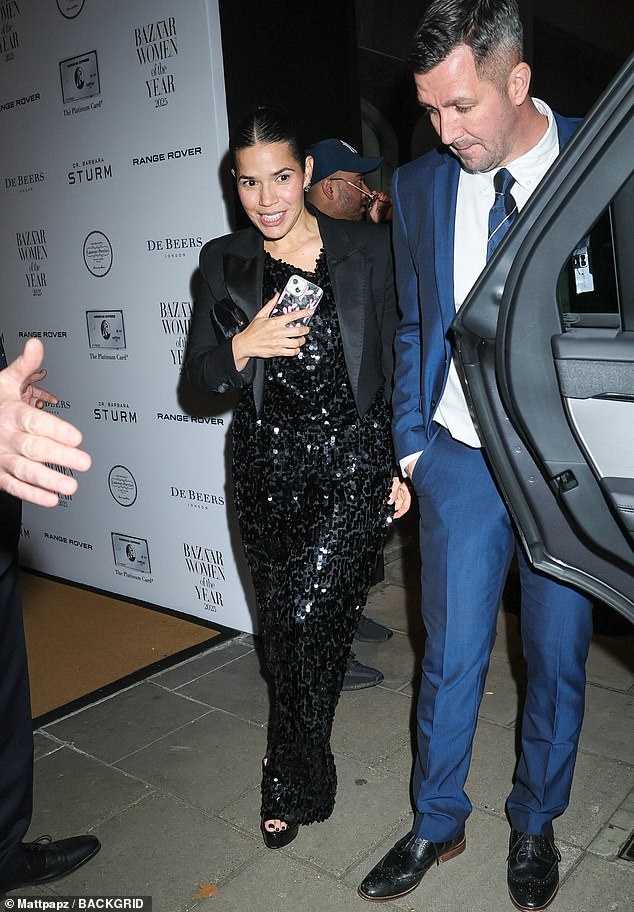 وأكملت الممثلة إطلالتها بحذاء أسود وحقيبة يد