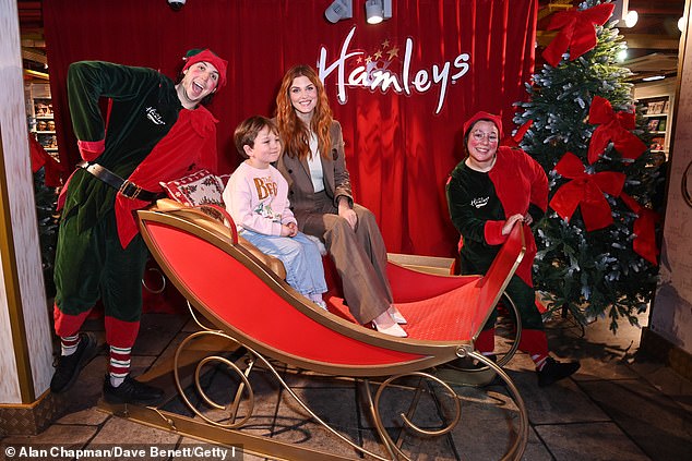 ظهرت آشلي مع ابنها ألفي، البالغ من العمر أربعة أعوام، وبدت جميلة بشعرها المصبوغ باللون البني المحمر بينما كانت ترتدي مظهرًا بنيًا من التويد، مع حذاء بكعب أبيض أبيض.