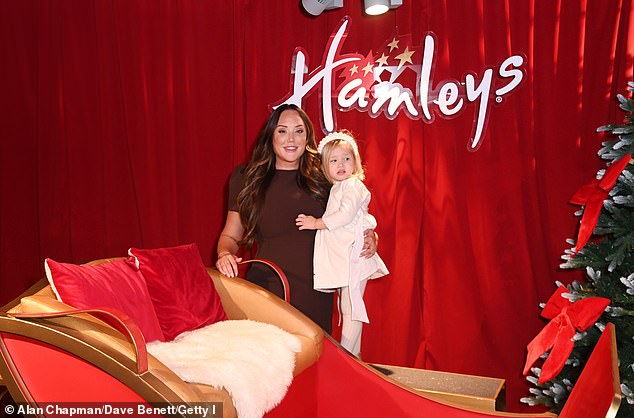 ارتدت نجمة جوردي شور شارلوت كروسبي، 35 عامًا، فستانًا بنيًا مناسبًا لالتقاط صورة جميلة مع ابنتها، بينما ارتدت ألبا، البالغة من العمر ثلاثة أعوام، فستانًا ورديًا