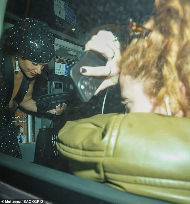 تم اصطحاب المذيعة، 41 عامًا، من الحدث من قبل صديقتها جيس جلين التي وصلت بسيارة أجرة في منتصف الليل ليتوجهوا إلى المنزل معًا.