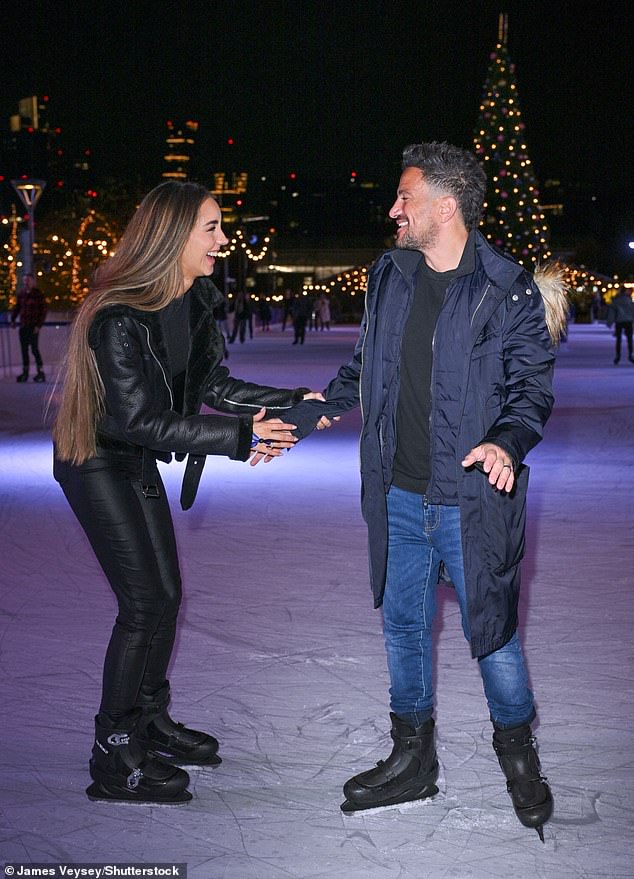 ضحك مغني الفتاة الغامضة وهو يساعد زوجته على البقاء منتصبة على الجليد