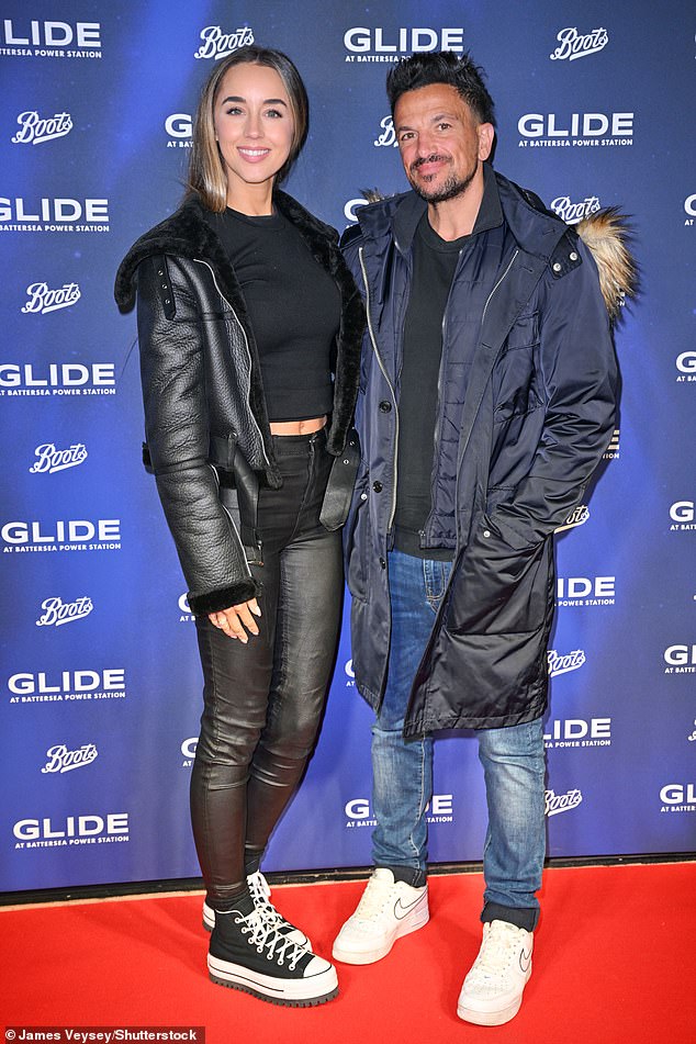 قاد الزوجان النجوم في الليل أثناء التقاط الصور معًا