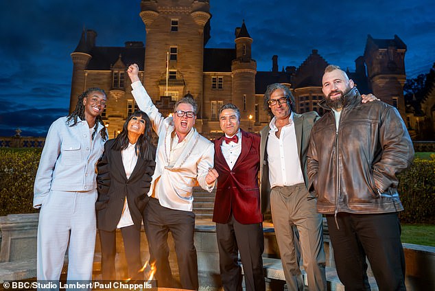 الخمسة النهائيون في الصورة النهائية (LR كات بيرنز، المضيف كلوديا، آلان، نيك محمد، ديفيد أولوسوجا وجو مارلر)