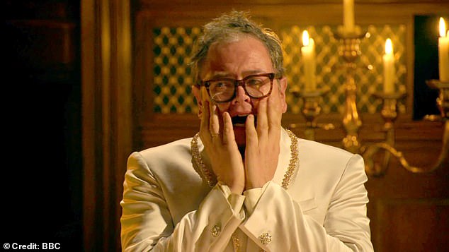 شاهد المشاهدون في حالة من الرهبة والحيرة آلان وهو ينتزع الجائزة البالغة 87.500 جنيه إسترليني، على الرغم من ادعاءاته السابقة بأنه كان خائنًا سيئًا مثل نجمة المسلسل الثلاثة ليندا راندز.